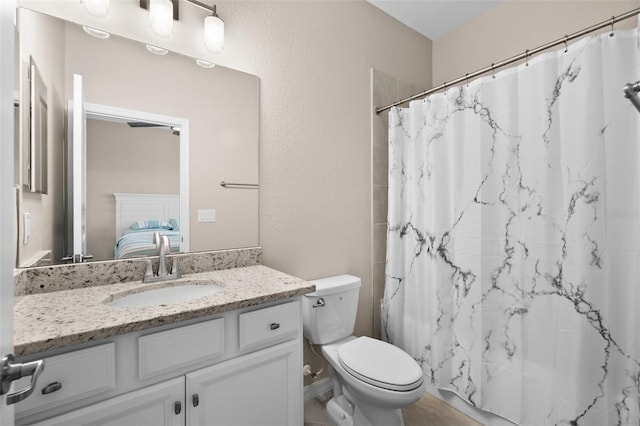 ensuite bathroom featuring vanity, ensuite bathroom, curtained shower, and toilet