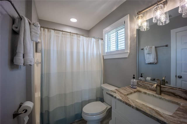 full bathroom featuring toilet, a shower with shower curtain, and vanity
