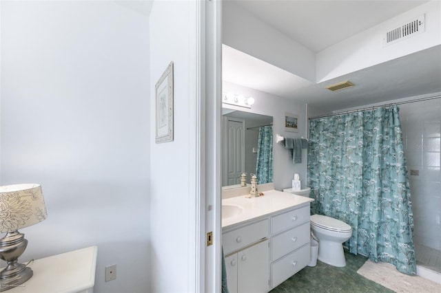 full bath featuring toilet, tiled shower, vanity, and visible vents