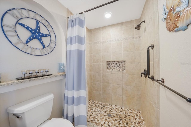 full bathroom featuring a tile shower, toilet, and recessed lighting