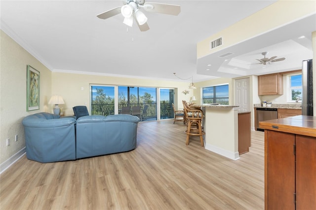 living room featuring light wood-style flooring, crown molding, visible vents, baseboards, and ceiling fan