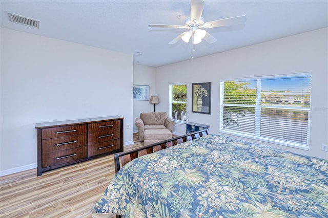 bedroom featuring light wood-style flooring, baseboards, and ceiling fan