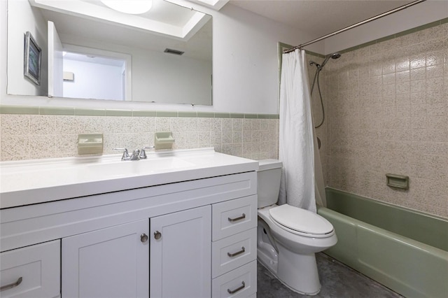 320 W Ann St, Punta Gorda, FL 33950 - full bathroom featuring shower / tub combo with curtain, vanity, toilet, and visible vents