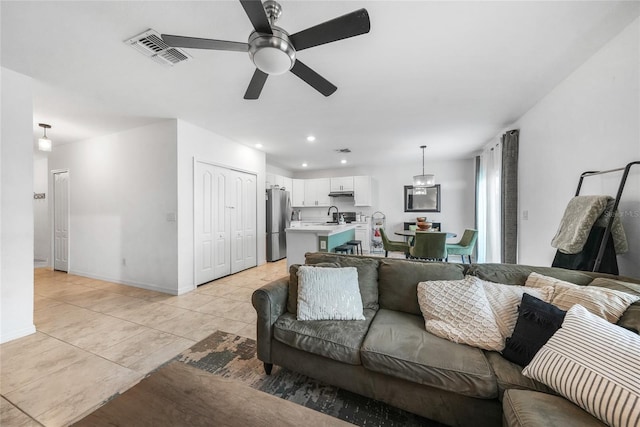 living area featuring recessed lighting, light tile patterned floors, baseboards, ceiling fan, and visible vents