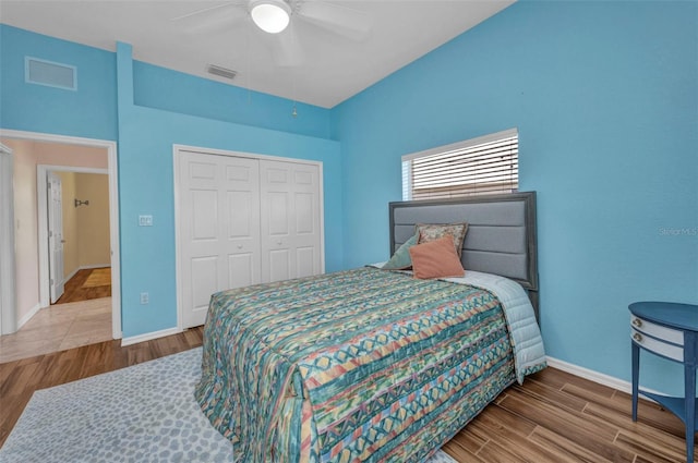 12951 SW Kingsway Cir, Lake Suzy, FL 34269 - bedroom featuring wood finished floors, baseboards, a closet, and a ceiling fan