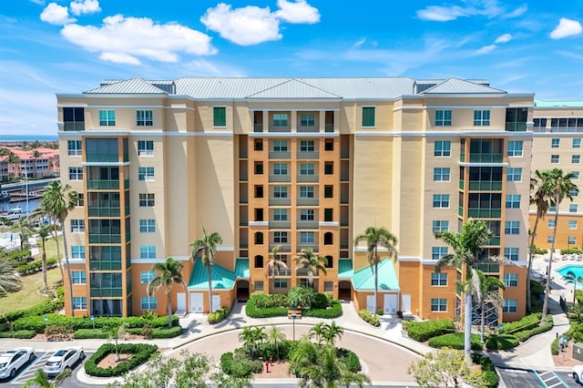 view of apartment building / complex
