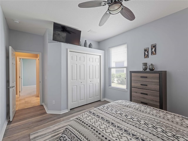 11982 Granite Woods Loop, Venice, FL 34292 - bedroom featuring wood finished floors, baseboards, a closet, and ceiling fan