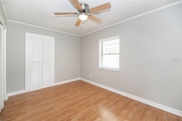 empty room with light wood-style floors, baseboards, ornamental molding, and a ceiling fan