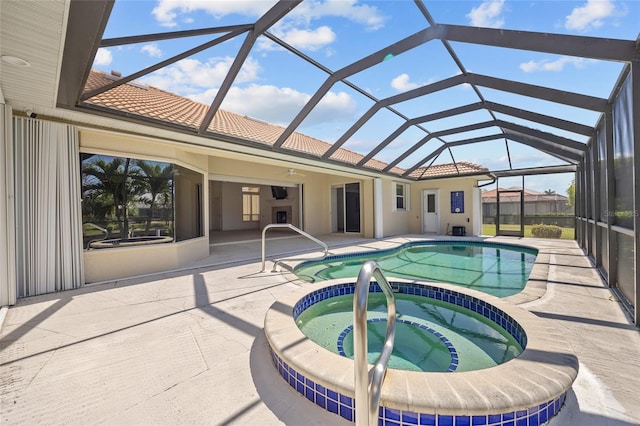 2719 Mayaguana Ct, Punta Gorda, FL 33950 - view of pool featuring a patio area, glass enclosure, a pool with connected hot tub, and ceiling fan