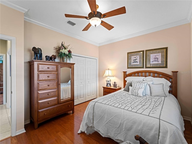 5461 White Ibis Dr, North Port, FL 34287 - bedroom featuring wood finished floors, a closet, crown molding, baseboards, and ceiling fan