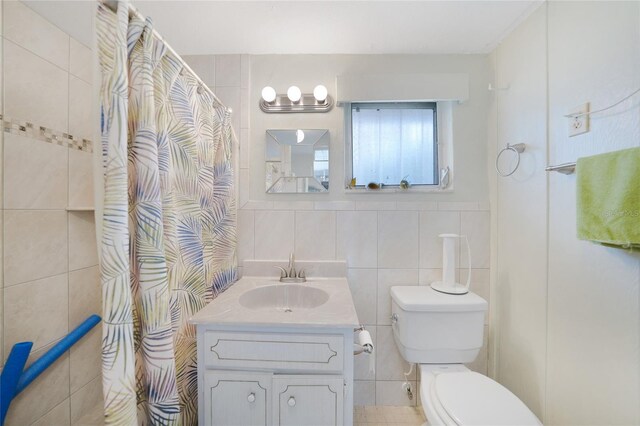 2193 Beacon Dr, Port Charlotte, FL 33952 - full bath featuring tile walls, toilet, vanity, and a shower with curtain
