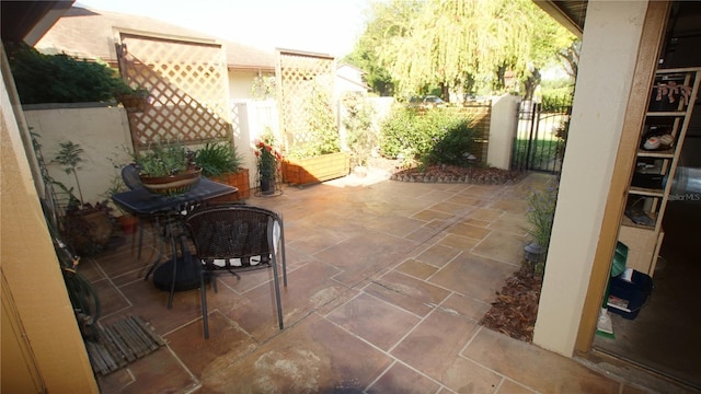 925 Fenton Ln Unit 11, Lakeland, FL 33809 - view of patio featuring fence