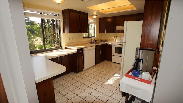 925 Fenton Ln Unit 11, Lakeland, FL 33809 - kitchen featuring white appliances, a sink, light countertops, light tile patterned floors, and under cabinet range hood