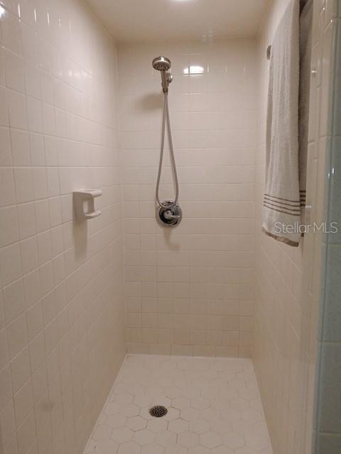 925 Fenton Ln Unit 11, Lakeland, FL 33809 - bathroom featuring a tile shower and tile patterned flooring