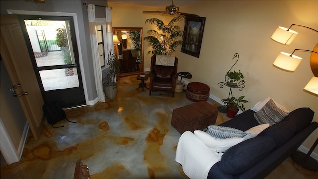 925 Fenton Ln Unit 11, Lakeland, FL 33809 - living room with baseboards and a ceiling fan