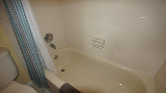 925 Fenton Ln Unit 11, Lakeland, FL 33809 - bathroom with toilet and shower / tub combo with curtain