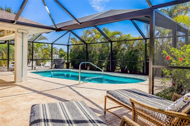 279 Mariner Ln, Rotonda West, FL 33947 - swimming pool featuring a patio and a lanai