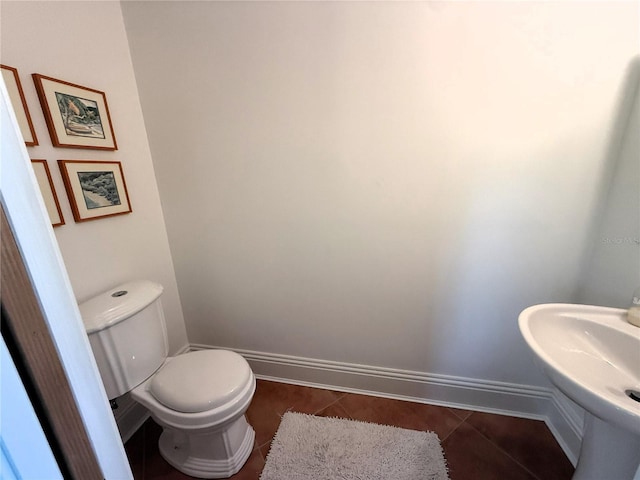 1005 S Sands Paradise Pt, Inverness, FL 34450 - half bath with tile patterned flooring, toilet, baseboards, and a sink
