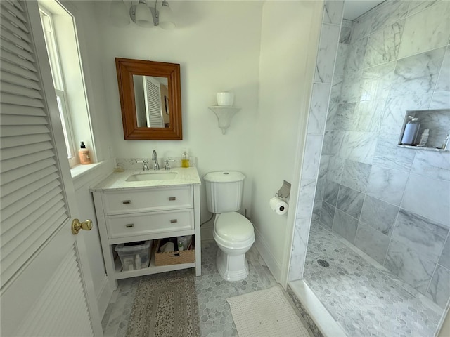 1005 S Sands Paradise Pt, Inverness, FL 34450 - full bathroom featuring a tile shower, toilet, vanity, and baseboards