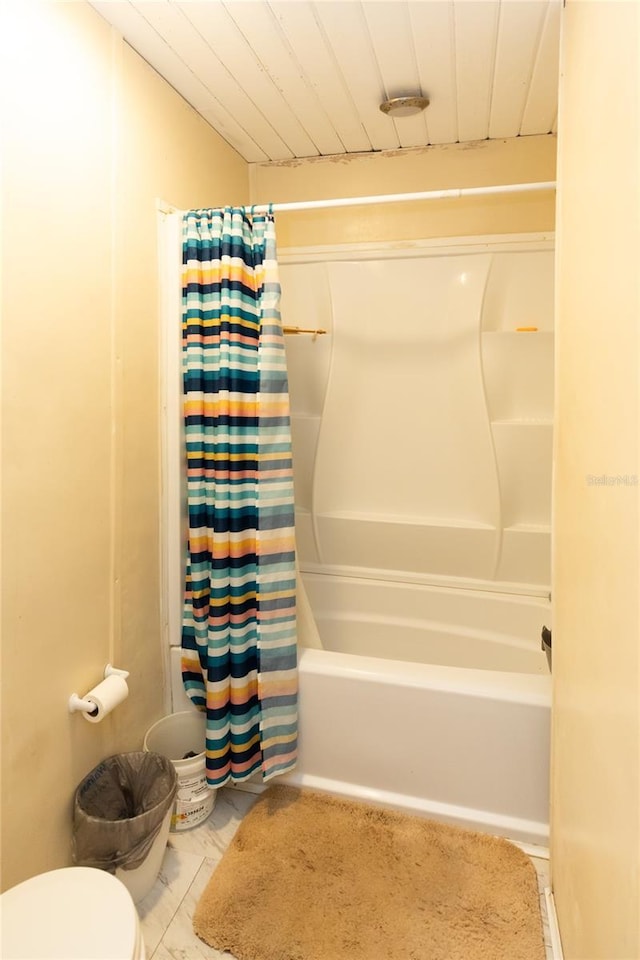 114 N Dade Ave, Arcadia, FL 34266 - bathroom featuring shower / tub combo with curtain, toilet, and wooden ceiling