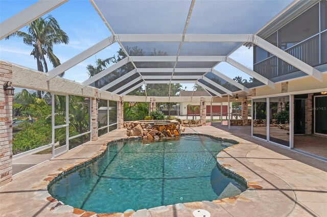 4317 Mccullough St, Port Charlotte, FL 33948 - view of swimming pool featuring a patio area, a lanai, a pool with connected hot tub, and a ceiling fan