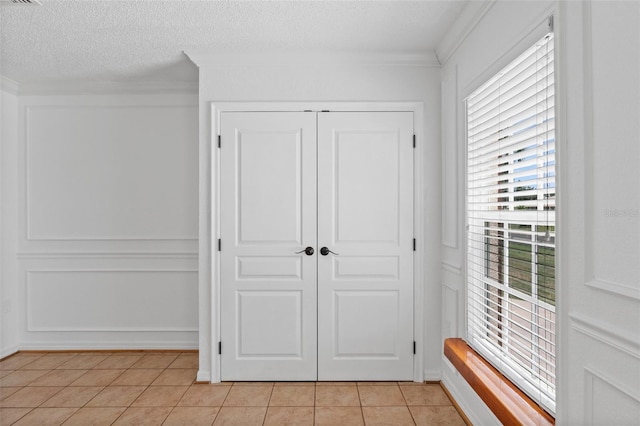 4317 Mccullough St, Port Charlotte, FL 33948 - interior space featuring a closet, crown molding, light tile patterned flooring, and a textured ceiling