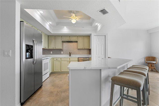 101 N Marion Ct Unit 133, Punta Gorda, FL 33950 - kitchen featuring stainless steel appliances, crown molding, a sink, a breakfast bar area, and ceiling fan