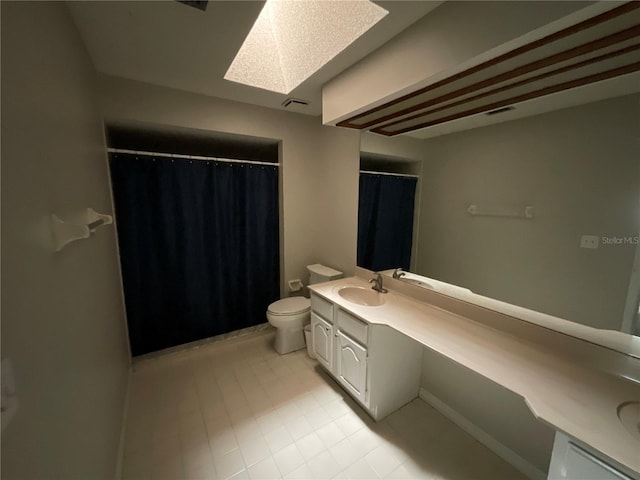 41 Brewster Ln, Palm Coast, FL 32137 - bathroom featuring vanity, toilet, a skylight, and curtained shower