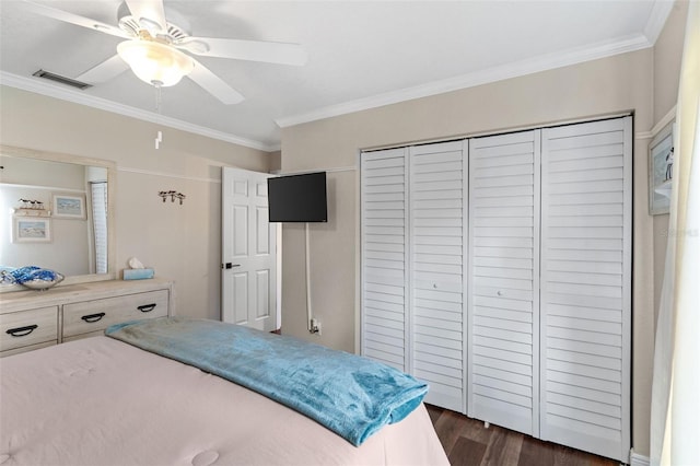 425 Corrientes Cir, Punta Gorda, FL 33983 - bedroom with crown molding, dark wood-style flooring, a closet, and a ceiling fan