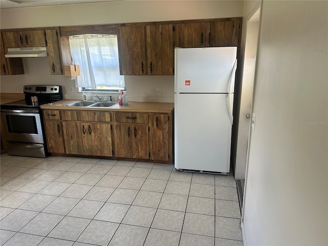 708 N Johnson Ave, Arcadia, FL 34266 - kitchen featuring freestanding refrigerator, stainless steel electric stove, a sink, light countertops, and under cabinet range hood