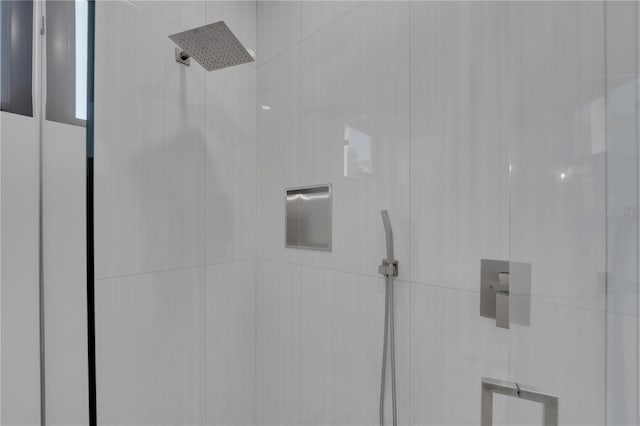 1324 Longwood Dr, Fort Myers, FL 33919 - bathroom view of tiled shower