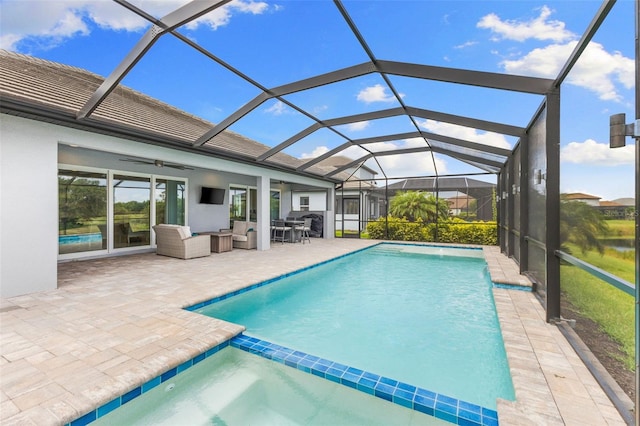 19821 Montenero Way, Venice, FL 34293 - swimming pool featuring a patio area, an in-ground hot tub, an outdoor hangout area, ceiling fan, and a lanai