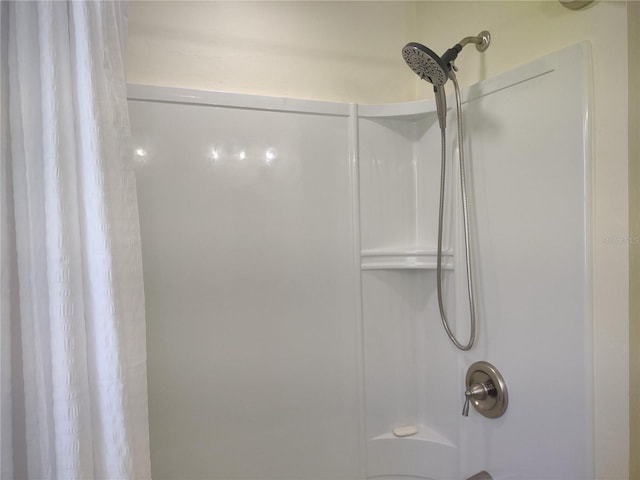 9986 SW Riverview Cir, Arcadia, FL 34269 - bathroom featuring shower / tub combo with curtain