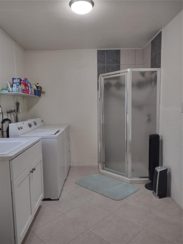9986 SW Riverview Cir, Arcadia, FL 34269 - laundry area featuring washer and clothes dryer, a textured ceiling, and light tile patterned floors