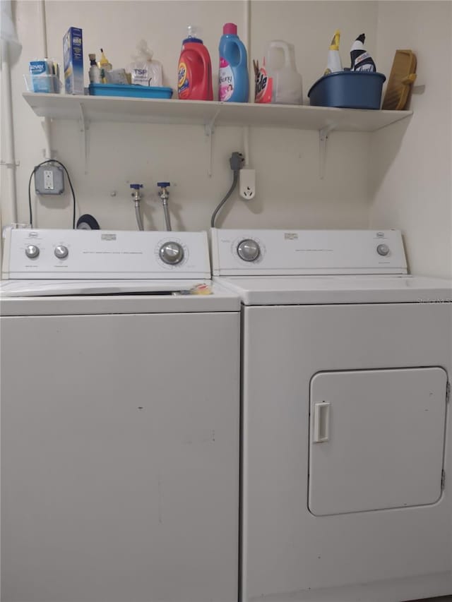 9986 SW Riverview Cir, Arcadia, FL 34269 - laundry area featuring washer and dryer