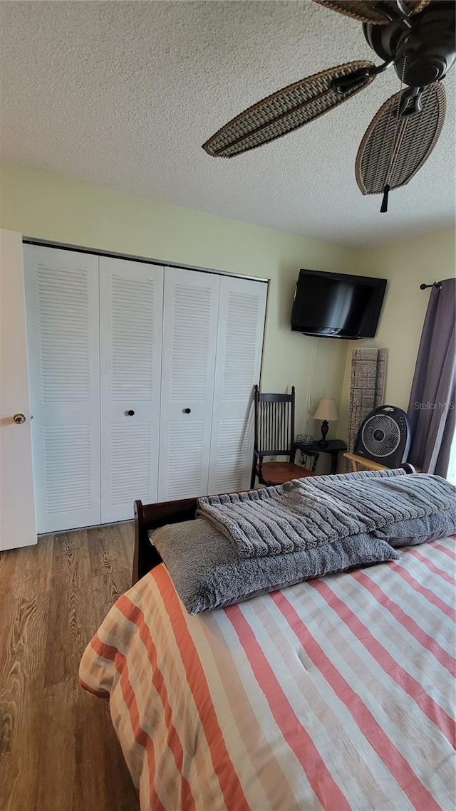 13366 Ballon Ave, Port Charlotte, FL 33981 - bedroom with wood finished floors, a textured ceiling, and a closet
