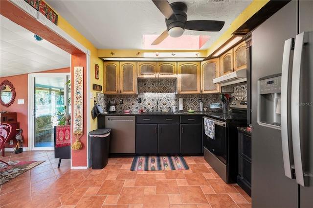 611 Bonita Ct, Punta Gorda, FL 33950 - kitchen featuring stainless steel appliances, dark countertops, a sink, tasteful backsplash, and a ceiling fan