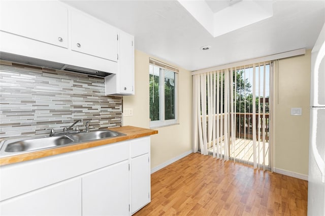 22481 Westchester Blvd Unit B48, Punta Gorda, FL 33980 - kitchen featuring baseboards, a sink, tasteful backsplash, and light wood finished floors