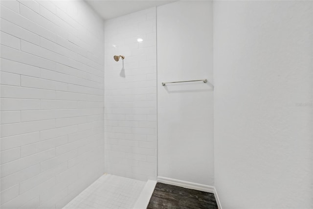 7345 Ellis Ln, Port Charlotte, FL 33981 - bathroom featuring a tile shower and wood finished floors