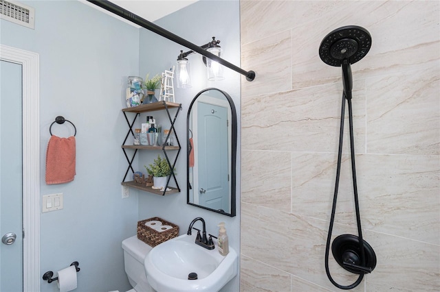 720 Dalton Blvd, Port Charlotte, FL 33952 - bathroom featuring a sink and tiled shower