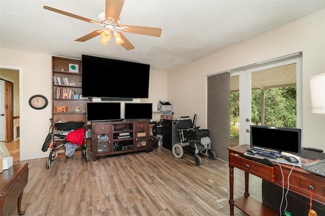 6605 NE Masters Ave, Arcadia, FL 34266 - living area featuring wood finished floors, a desk, and ceiling fan