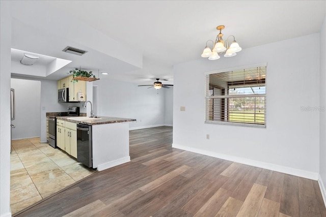 572 Darwin Rd, Venice, FL 34293 - kitchen featuring stainless steel appliances, ceiling fan, light wood finished floors, and open floor plan