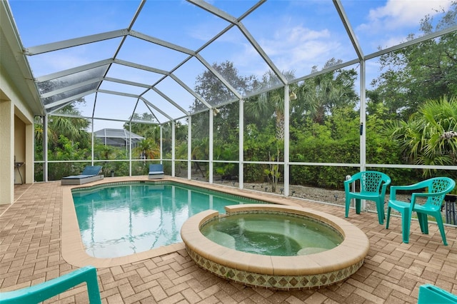 2453 Harbour Dr, Punta Gorda, FL 33983 - view of swimming pool featuring a pool with connected hot tub, a patio, and a lanai