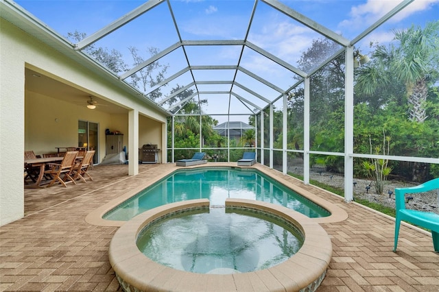 2453 Harbour Dr, Punta Gorda, FL 33983 - view of swimming pool featuring a patio area, a pool with connected hot tub, ceiling fan, grilling area, and a lanai