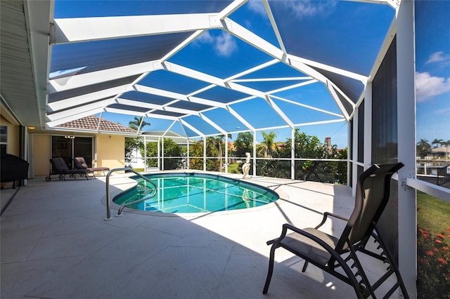 574 Macedonia Dr, Punta Gorda, FL 33950 - swimming pool with a patio area and glass enclosure