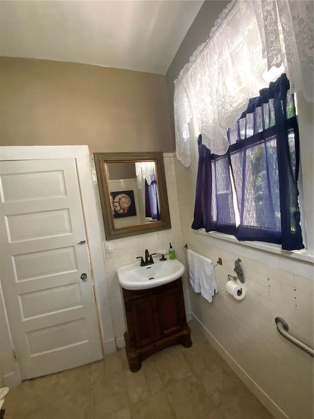 606 E Oak St, Arcadia, FL 34266 - bathroom featuring vanity and tile patterned flooring