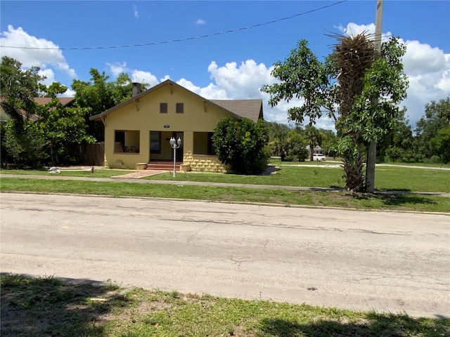 606 E Oak St, Arcadia, FL 34266 - view of front of property featuring stucco siding and a front yard
