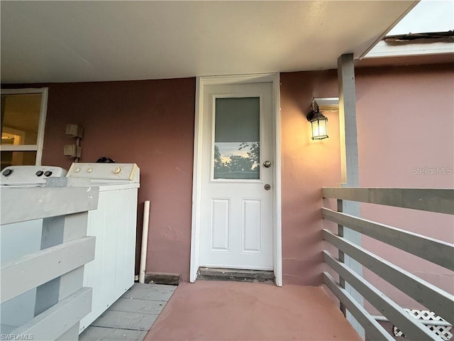 3902 Locust Ave, Sarasota, FL 34234 - doorway to property featuring washing machine and clothes dryer and stucco siding