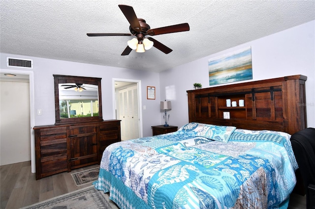3 Pirates Ln Unit 32A, Punta Gorda, FL 33955 - bedroom with wood finished floors, a textured ceiling, and a ceiling fan