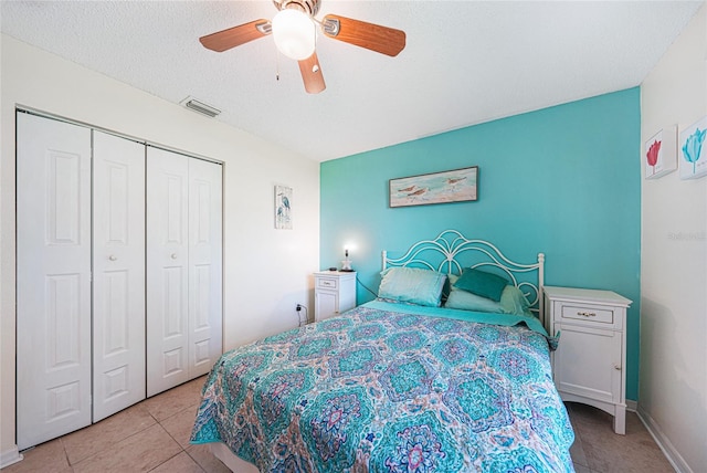 25499 Taltal Dr, Punta Gorda, FL 33983 - bedroom featuring a closet, a ceiling fan, and a textured ceiling